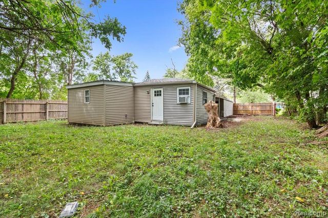 1054 E Mandeville Street, Burton, MI 48529