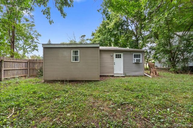 1054 E Mandeville Street, Burton, MI 48529