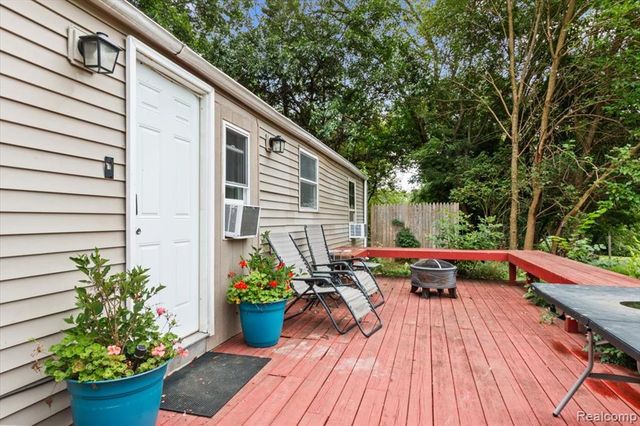 1054 E Mandeville Street, Burton, MI 48529