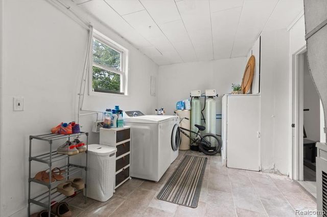 1054 E Mandeville Street, Burton, MI 48529