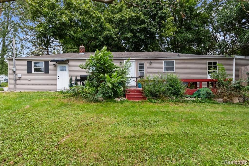 1054 E Mandeville Street, Burton, MI 48529
