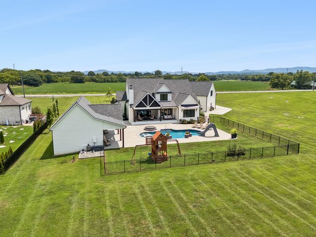 7220 Plainview Rd, Christiana, TN 37037