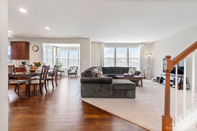 638 Holmdale Way, Ann Arbor, MI 48108