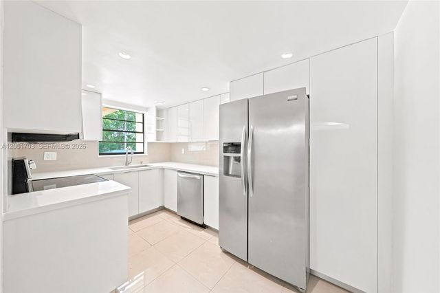 9674 Fontainebleau Blvd 28, Miami, FL 33172