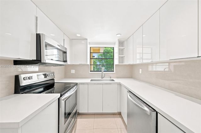 9674 Fontainebleau Blvd 28, Miami, FL 33172