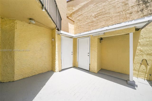 9674 Fontainebleau Blvd 28, Miami, FL 33172