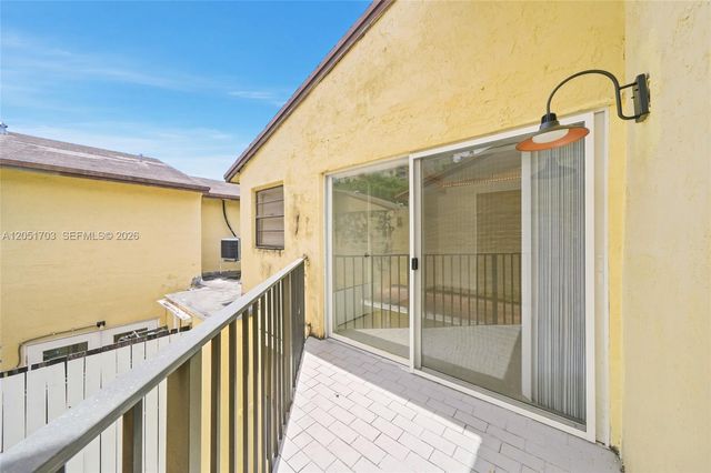 9674 Fontainebleau Blvd 28, Miami, FL 33172