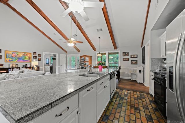 7042 Reed Rd, St Francisville, LA 70775