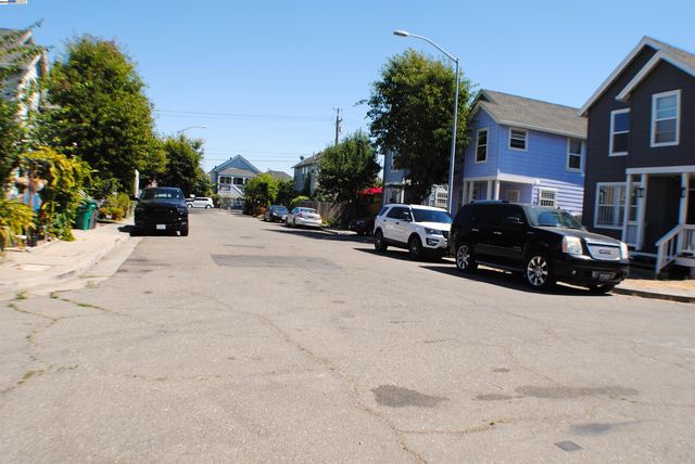 10468 West Court, Oakland, CA 94603