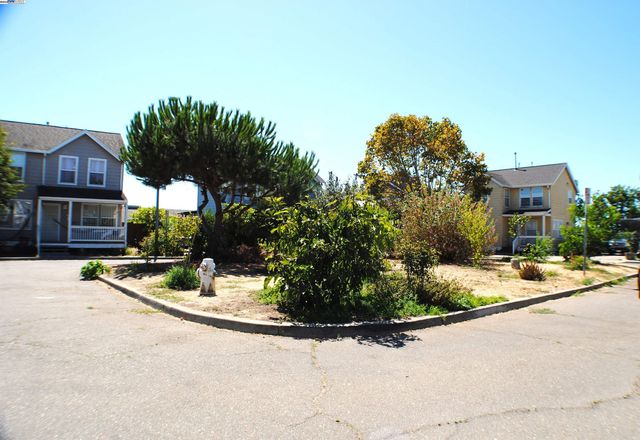 10468 West Court, Oakland, CA 94603