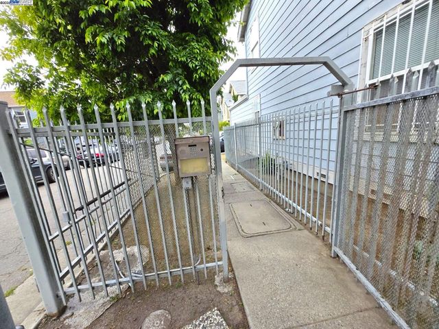 10468 West Court, Oakland, CA 94603