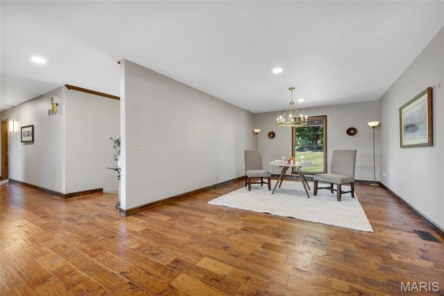 693 Boulevard De Cannes, Edwardsville, IL 62025