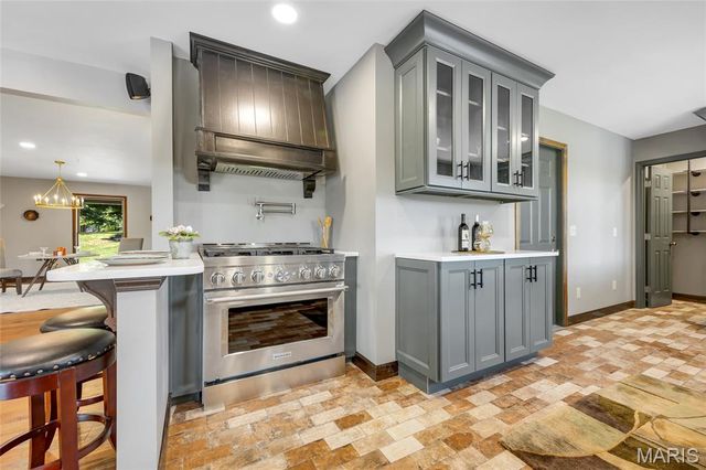 693 Boulevard De Cannes, Edwardsville, IL 62025