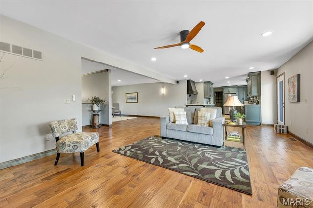693 Boulevard De Cannes, Edwardsville, IL 62025