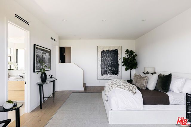 7866 Fareholm Drive, Los Angeles, CA 90046