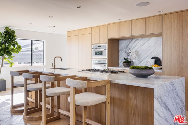 7866 Fareholm Drive, Los Angeles, CA 90046