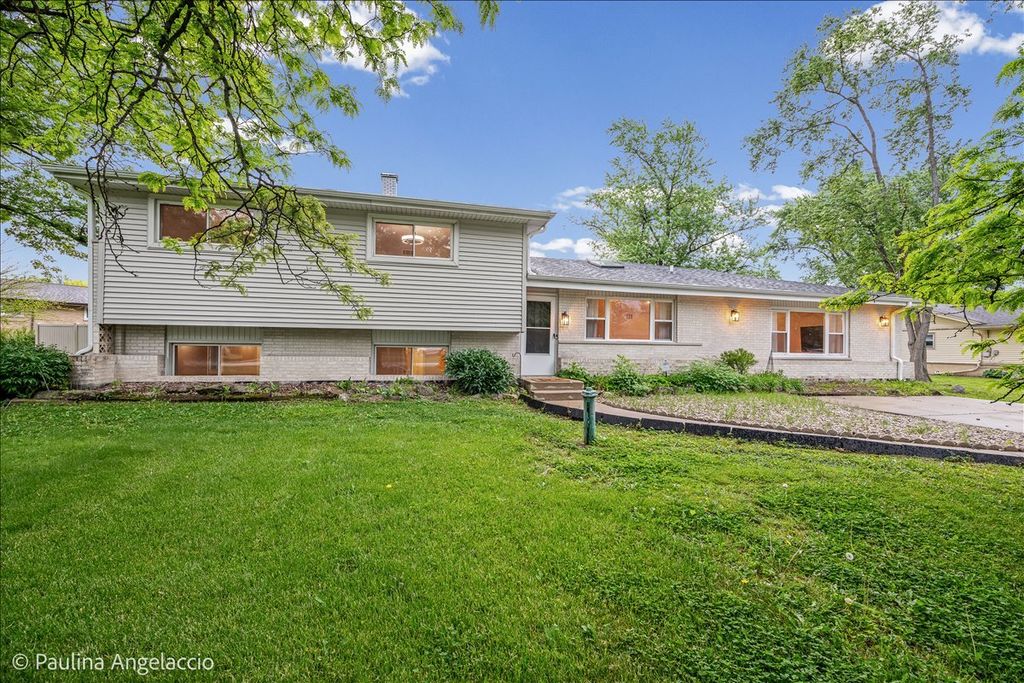 1011 W Wildwood Drive, Prospect Heights, IL 60070