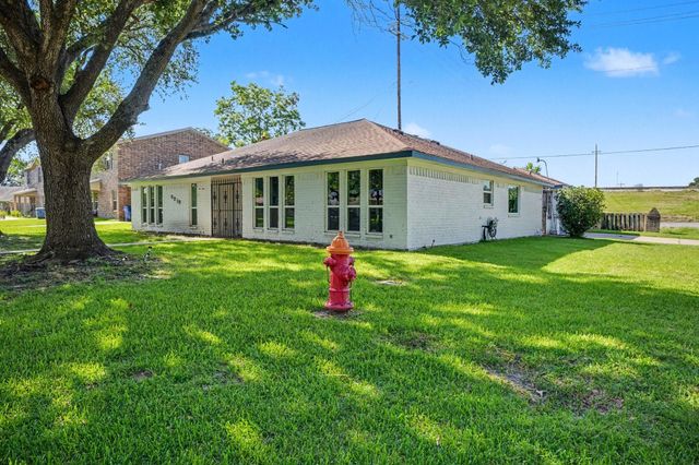 8319 Crestwood Drive, Texas City, TX 77591
