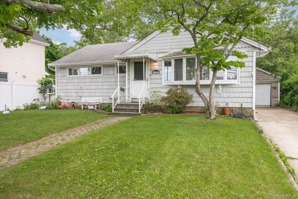 1644 Meadowbrook Road, Merrick, NY 11566