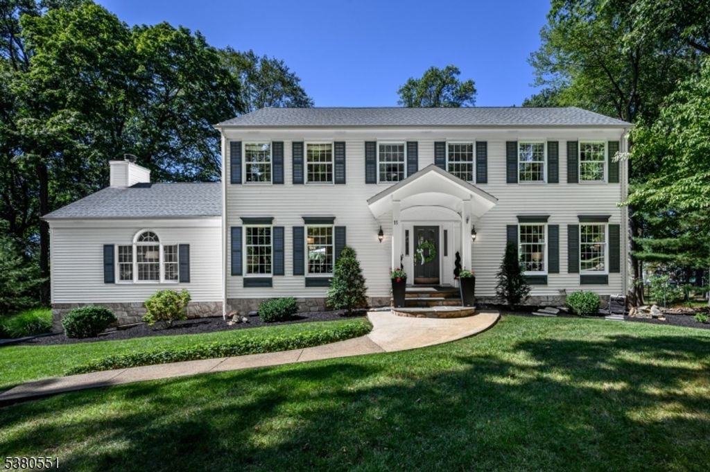 11 Timber Ridge Dr, Clinton Twp., NJ 08801