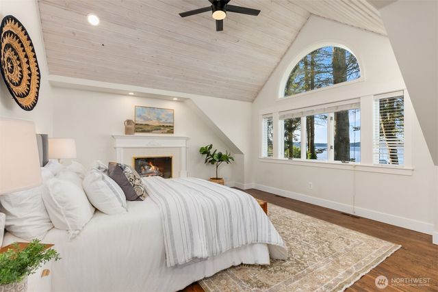 10058 NE Lafayette Avenue, Bainbridge Island, WA 98110