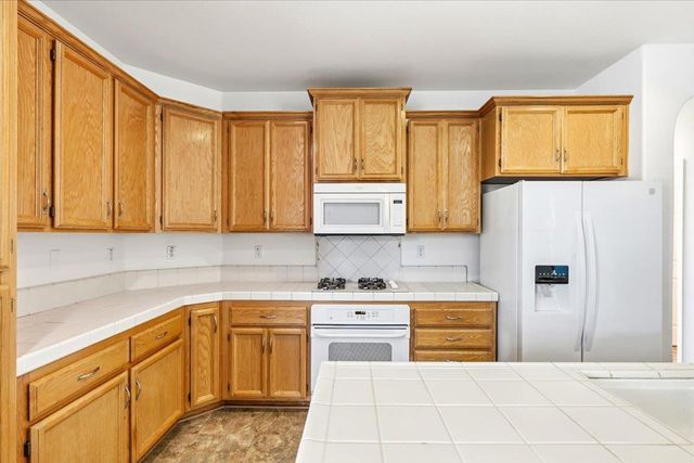 2129 Golden Gate Dr, Plumas Lake, CA 95961