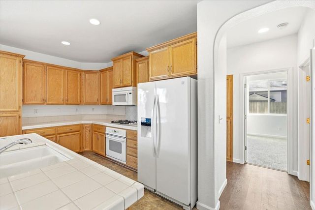 2129 Golden Gate Dr, Plumas Lake, CA 95961