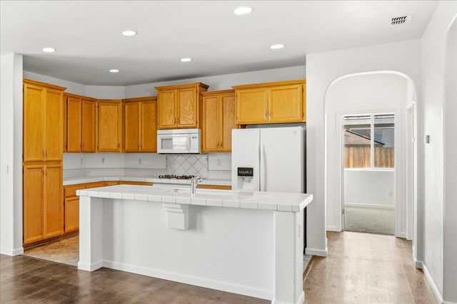 2129 Golden Gate Dr, Plumas Lake, CA 95961