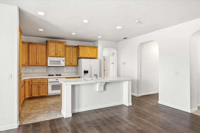 2129 Golden Gate Dr, Plumas Lake, CA 95961