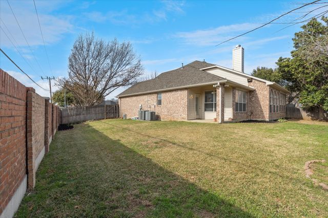 2300 Caldwell Drive, Bedford, TX 76021