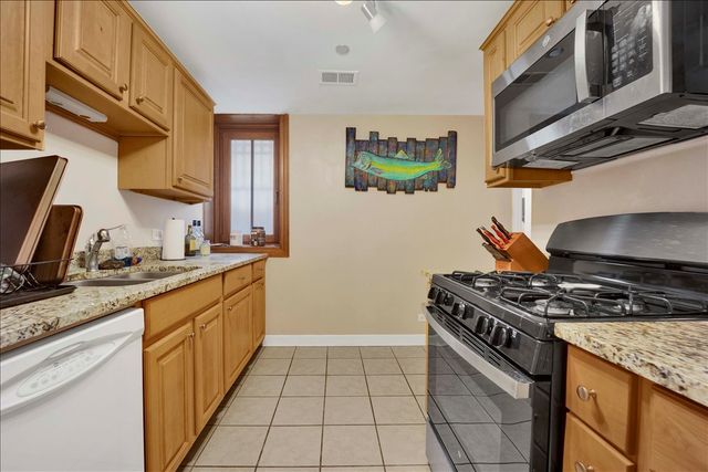 550 W Surf Street 002, Chicago, IL 60657