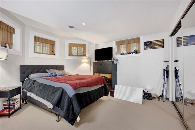 550 W Surf Street 002, Chicago, IL 60657