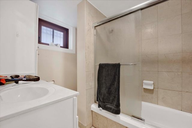 550 W Surf Street 002, Chicago, IL 60657