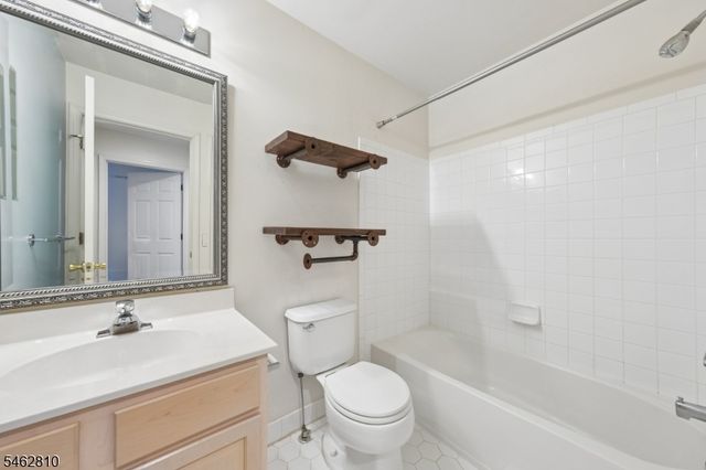 135 Riverwalk Way 135, Clifton City, NJ 07014