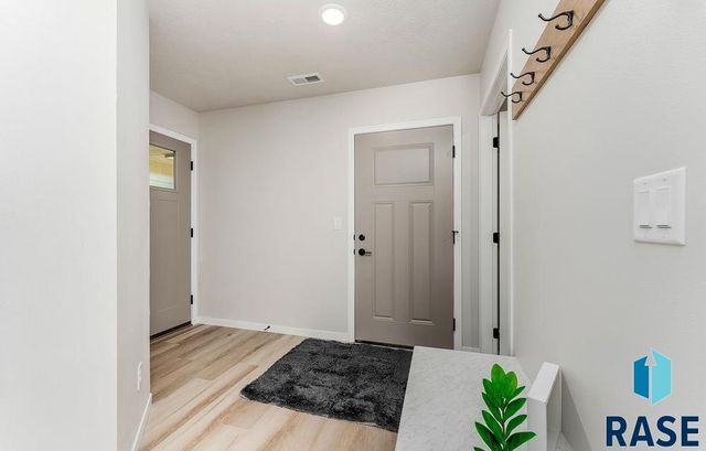 201 E COUNTRYSIDE Ave Avenue, Lennox, SD 57039