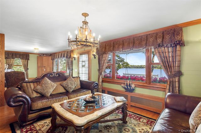 210 Redwood Road, Sag Harbor, NY 11963