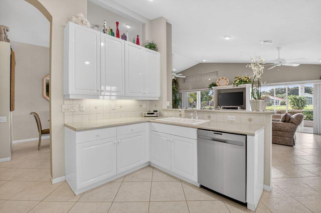 6838 Castlemaine Avenue, Boynton Beach, FL 33437