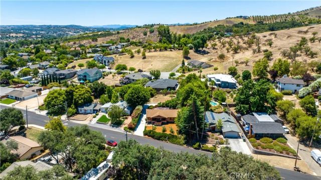 370 Pacific Avenue, Paso Robles, CA 93446