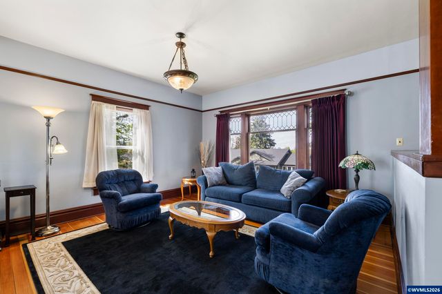 336 Hill St, Silverton, OR 97381