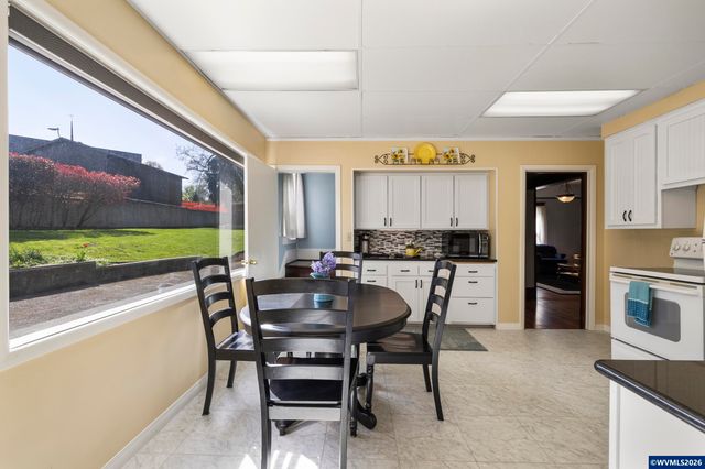 336 Hill St, Silverton, OR 97381