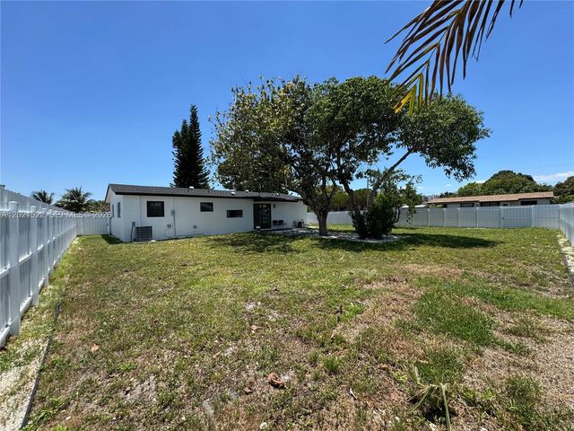 2251 NW 193rd Ter, Miami Gardens, FL 33056