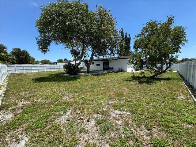 2251 NW 193rd Ter, Miami Gardens, FL 33056
