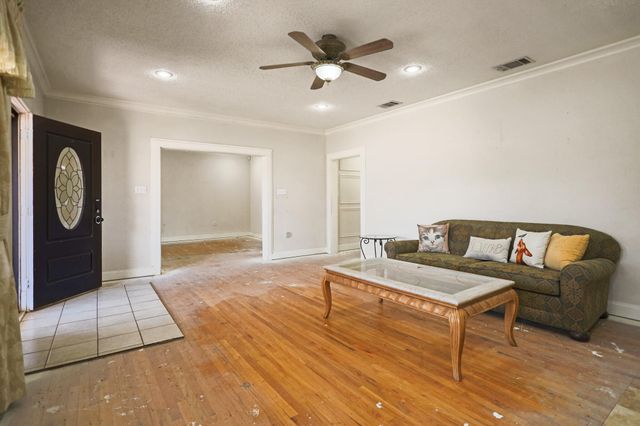 2202 16th Street, Lubbock, TX 79401