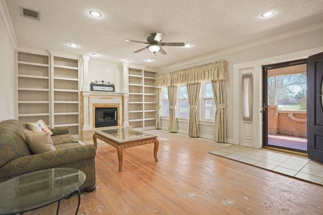 2202 16th Street, Lubbock, TX 79401
