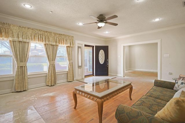 2202 16th Street, Lubbock, TX 79401