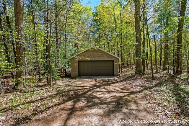17239 Quail Creek Drive, Spring Lake, MI 49456