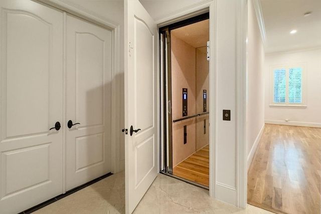 440 Hollow Drive, Houston, TX 77024