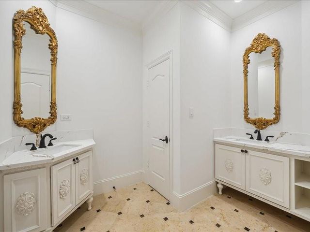 440 Hollow Drive, Houston, TX 77024