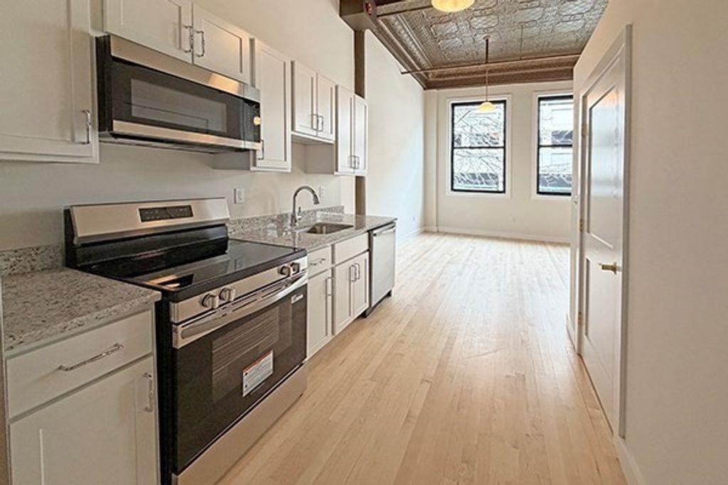 105 Paige St 216, Lowell, MA 01852