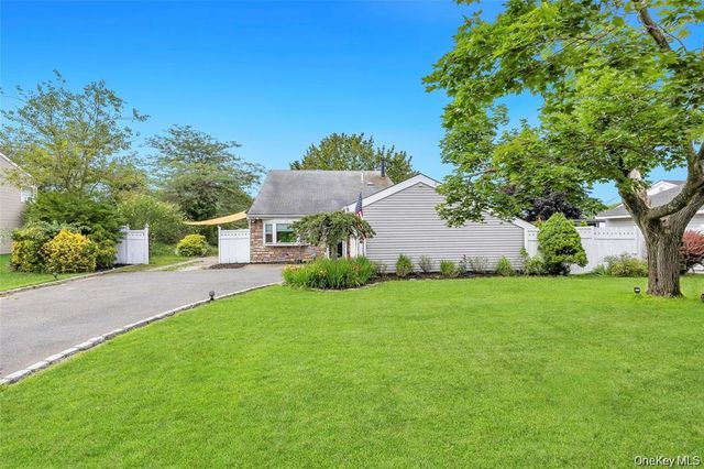 12 Handy Lane, Medford, NY 11763